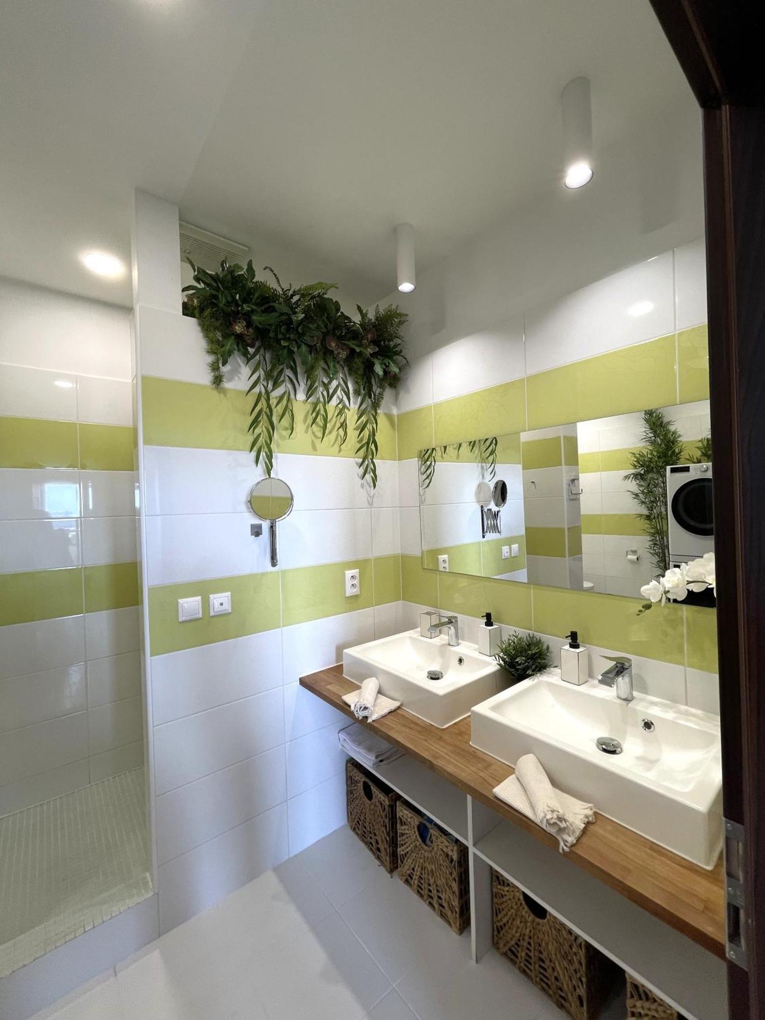 Panorama View Design Apt In Old Town - Free Parking Братислава Екстериор снимка