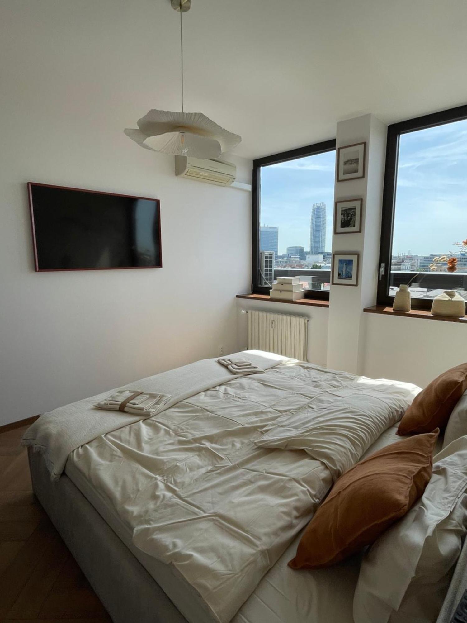 Panorama View Design Apt In Old Town - Free Parking Братислава Екстериор снимка